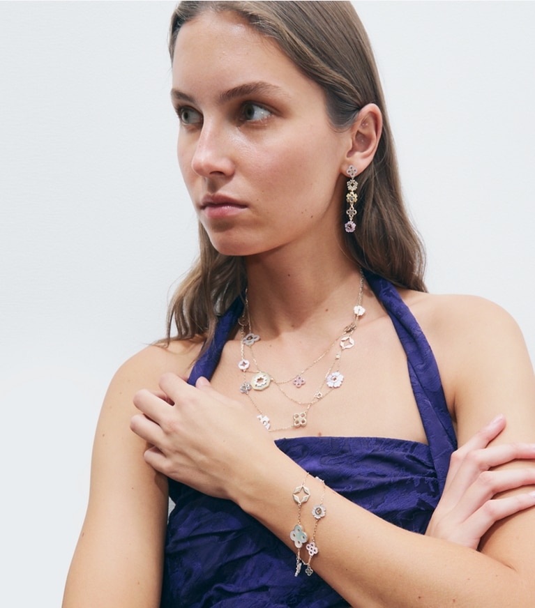 Tory Burch diseñador aretes Forget Me Not Linear Earrings en Tory Gold / Multi accesorio en modelo