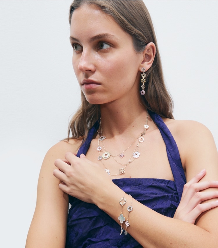 Tory Burch diseñador pulseras Forget Me Not Multi-Strand Bracelet en Tory Gold / Multi accesorio en modelo