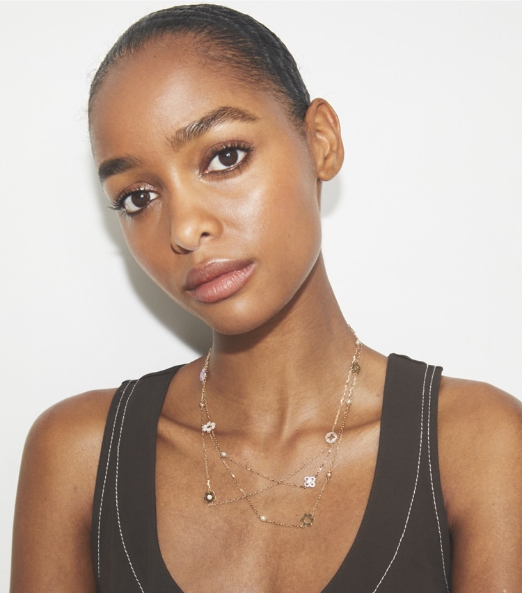 Tory Burch designer ネックレス キラ クローバー トリプルストランド ネックレス in Tory Gold / Pearl / Mother of Pearl accessory on model