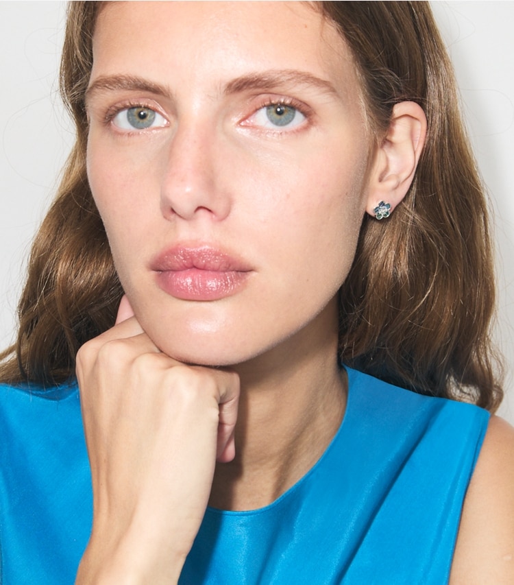 Tory Burch designer イヤリング＆ピアス フォーゲットミーノット フラワー スタッズ in Tory Gold / Mother of Pearl accessory on model