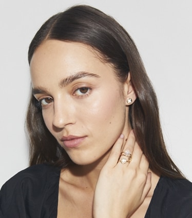 Tory Burch designer リング キラ クローバー スタッキングリング セット in Tory Gold / Mother of Pearl accessory on model
