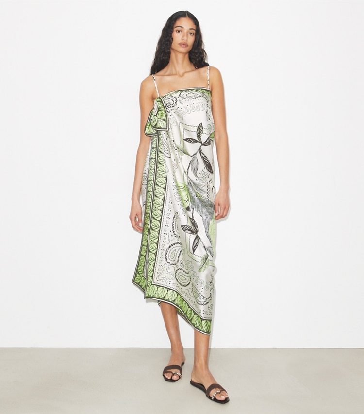 Tory Burch designer écharpes Foulard carré bandana oversize à motif cacatoès in Mint Cockatoo accessory on model