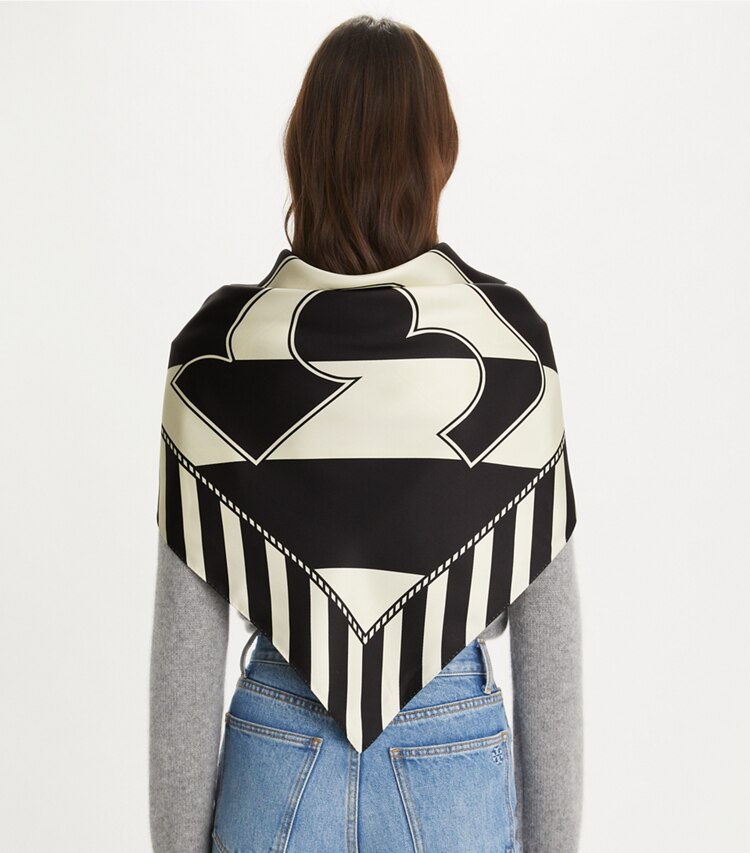 Tory Burch designer sciarpe Foulard in seta Candy in Candy Wrapper Teal accessory on model