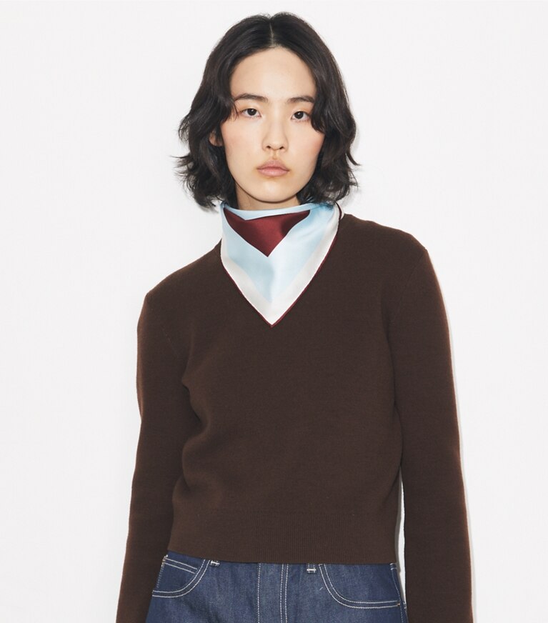 Tory Burch designer sciarpe Foulard in seta Geo Square in BROWN / Blue accessory on model