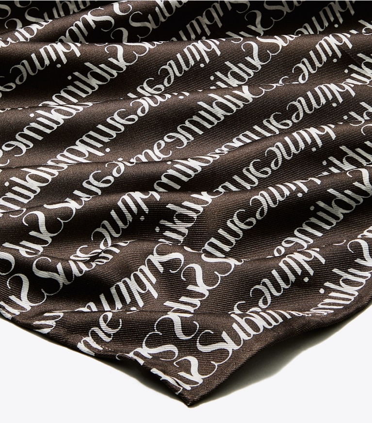 Tory Burch designer sciarpe Foulard in seta Sublime T Monogram in Chocolate Brown superiore