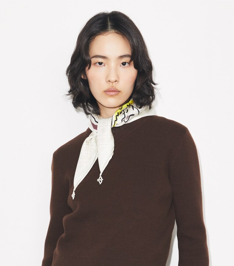 Tory Burch designer sciarpe Foulard in seta T Monogram Cherub in Beige Cherubs accessory on model