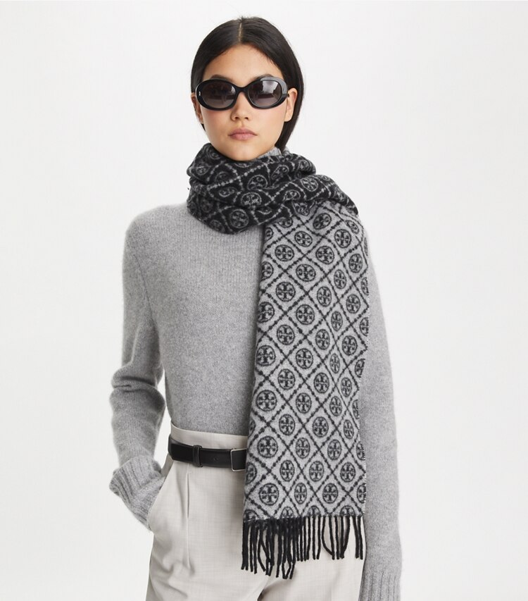 Tory Burch designer sciarpe Foulard lungo T Monogram in Gray accessory on model