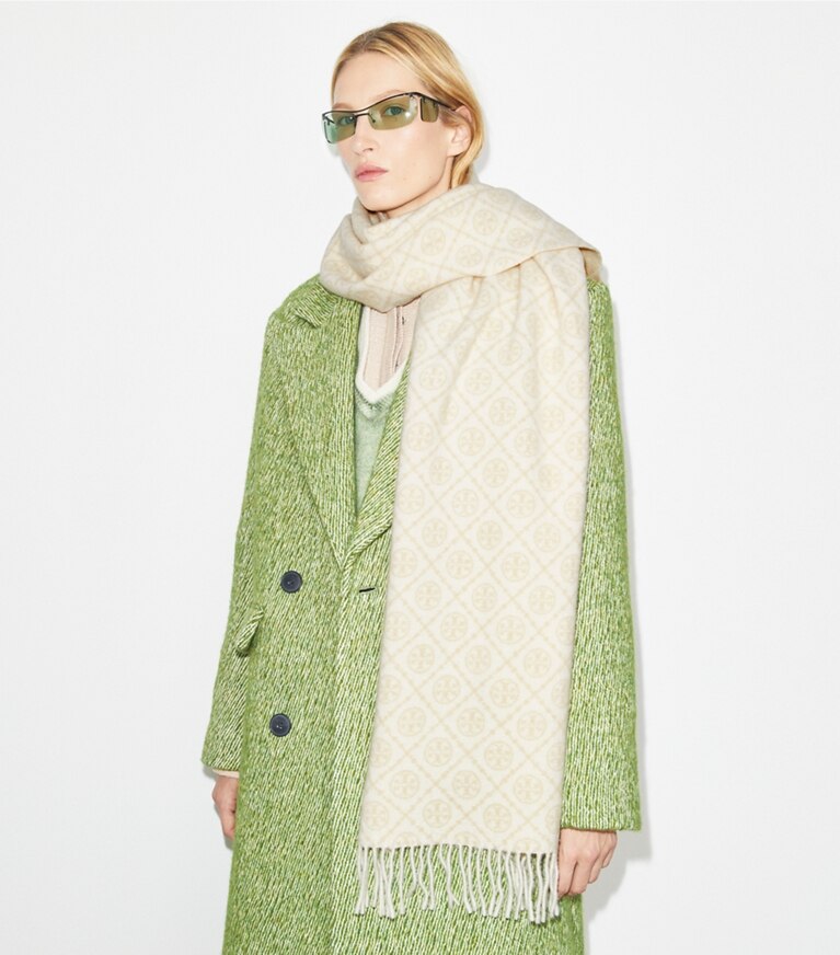 Tory Burch designer sciarpe Foulard lungo T Monogram in Ivory accessory on model