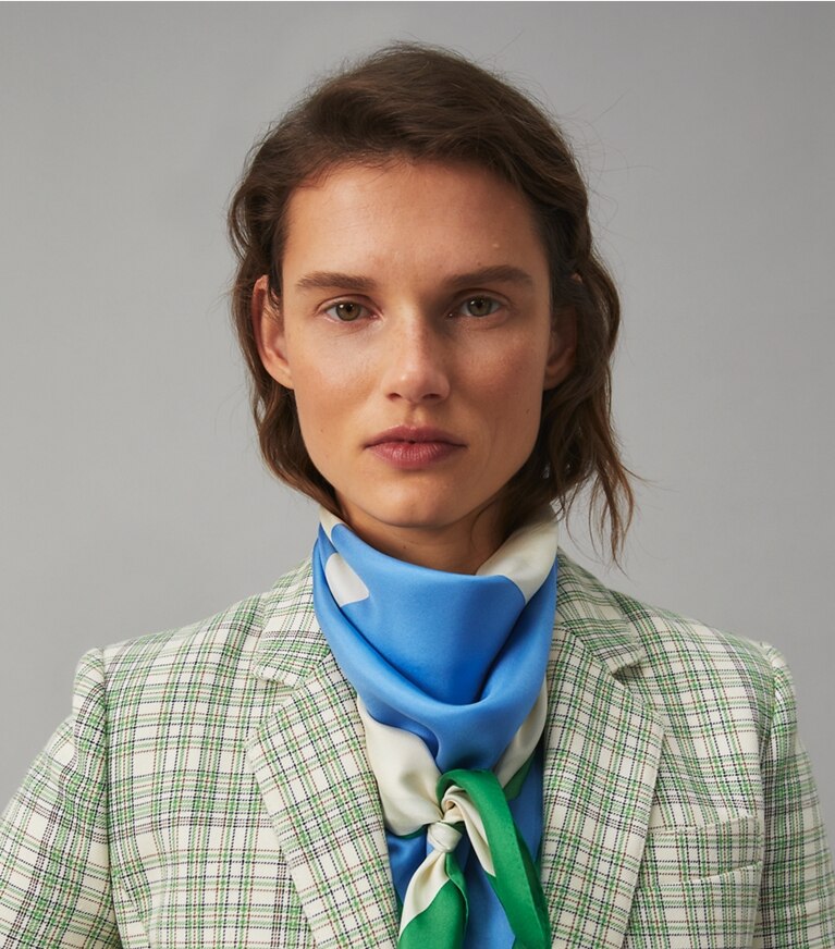 Tory Burch designer sciarpe Foulard quadrato in seta color-block in Bonsai Green accessory on model