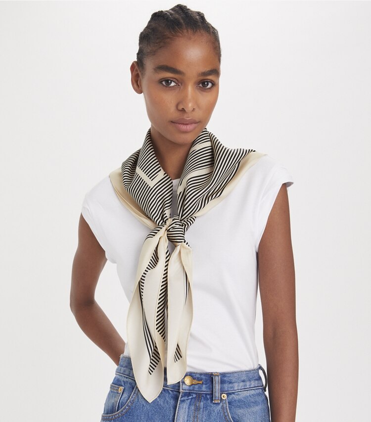 Tory Burch designer sciarpe Foulard quadrato in seta con logo gessato in Pinstripe Logo French Cream accessory on model