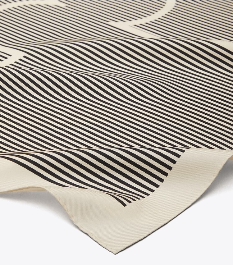 Tory Burch designer sciarpe Foulard quadrato in seta con logo gessato in Pinstripe Logo French Cream dettaglio