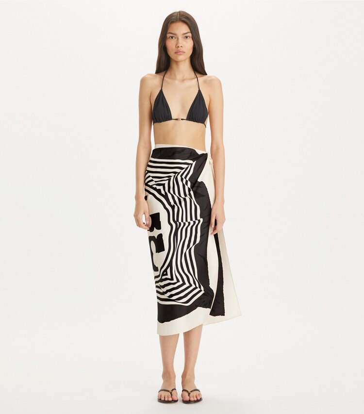 Tory Burch designer sciarpe Foulard quadrato in seta con logo irregolare in Warped Logo Silk Square - Ivory accessory on model