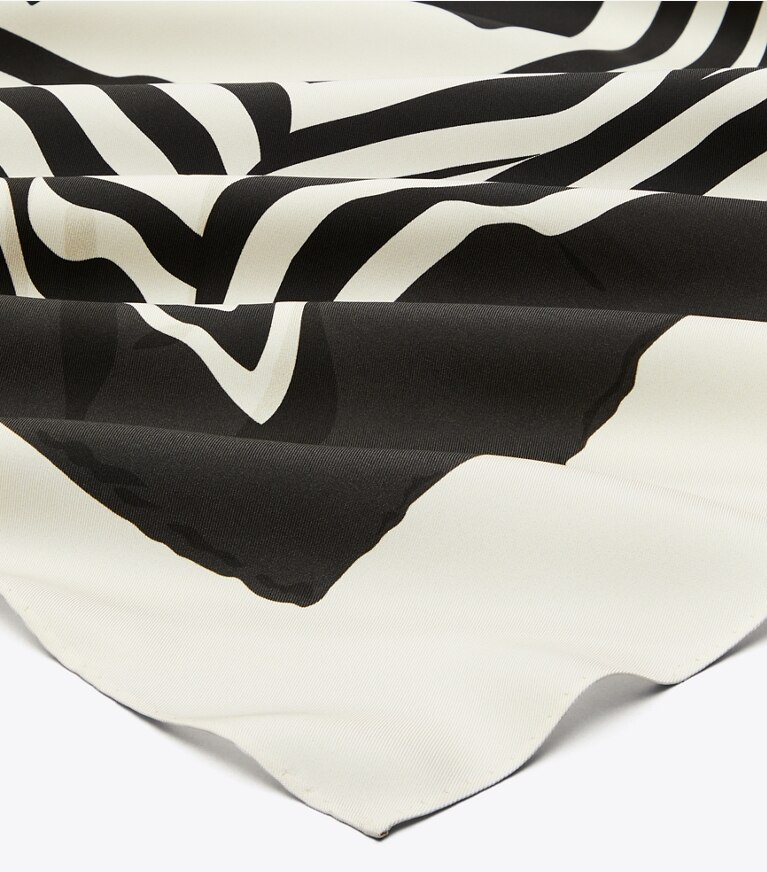 Tory Burch designer sciarpe Foulard quadrato in seta con logo irregolare in Warped Logo Silk Square - Ivory superiore