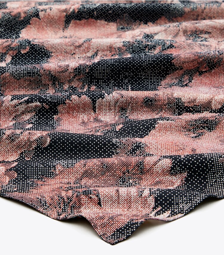 Tory Burch designer sciarpe Foulard quadrato in seta Pixel Flower in Pixel Flower Silk Square Blush dettaglio