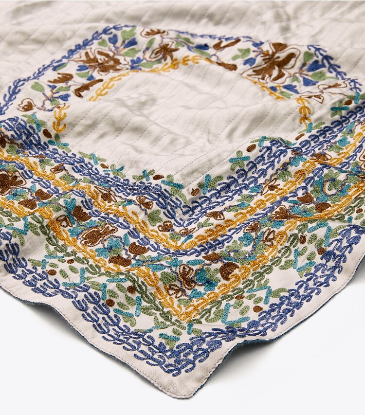 Tory Burch designer sciarpe Foulard quadrato oversize ricamato ispirato ai piatti in ceramica in Light Blue / GREY dettaglio