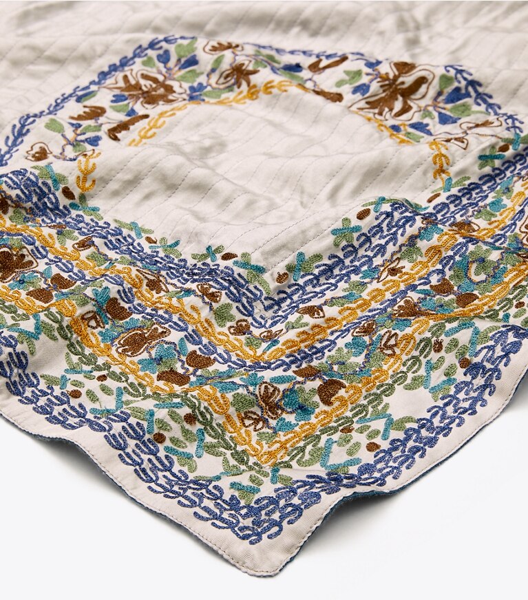 Tory Burch designer sciarpe Foulard quadrato oversize ricamato ispirato ai piatti in ceramica in Light Blue / GREY superiore