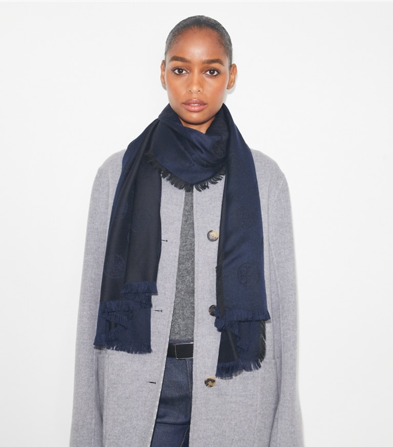 Tory Burch designer écharpes Foulard rectangulaire avec logo médaillon in Black / Navy accessory on model