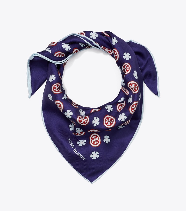 Tory Burch designer écharpes Foulard triangulaire à logo floral dans Navy Floral Logo plié