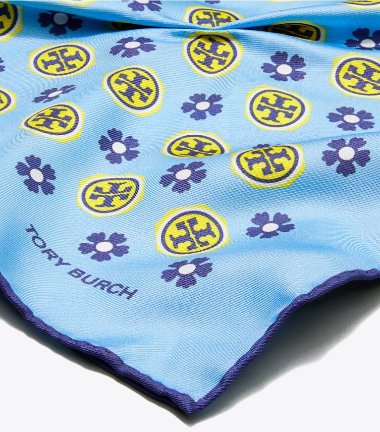 Tory Burch designer écharpes Foulard triangulaire floral à logo dans Light Blue Floral Logo détails