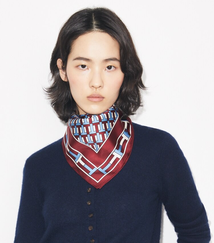 Tory Burch designer sciarpe Foulard Two for T in Red / Blue accessory on model