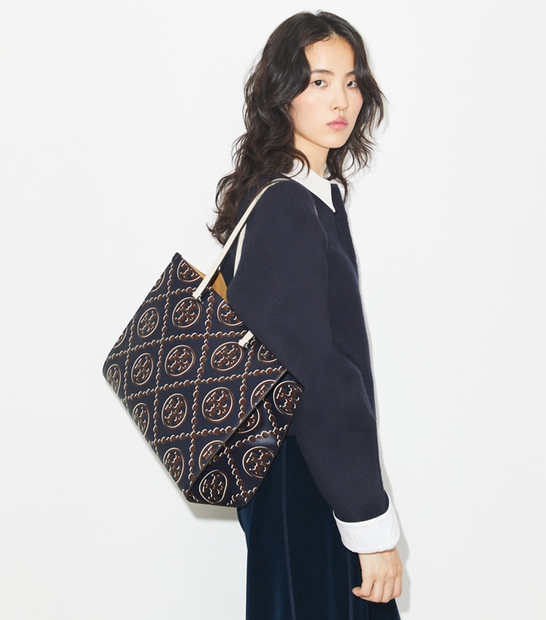 Tory Burch designer cabas Fourre-tout à T Monogram embossé contrastant dans Tory Navy / John Coco accessoire sur le modèle