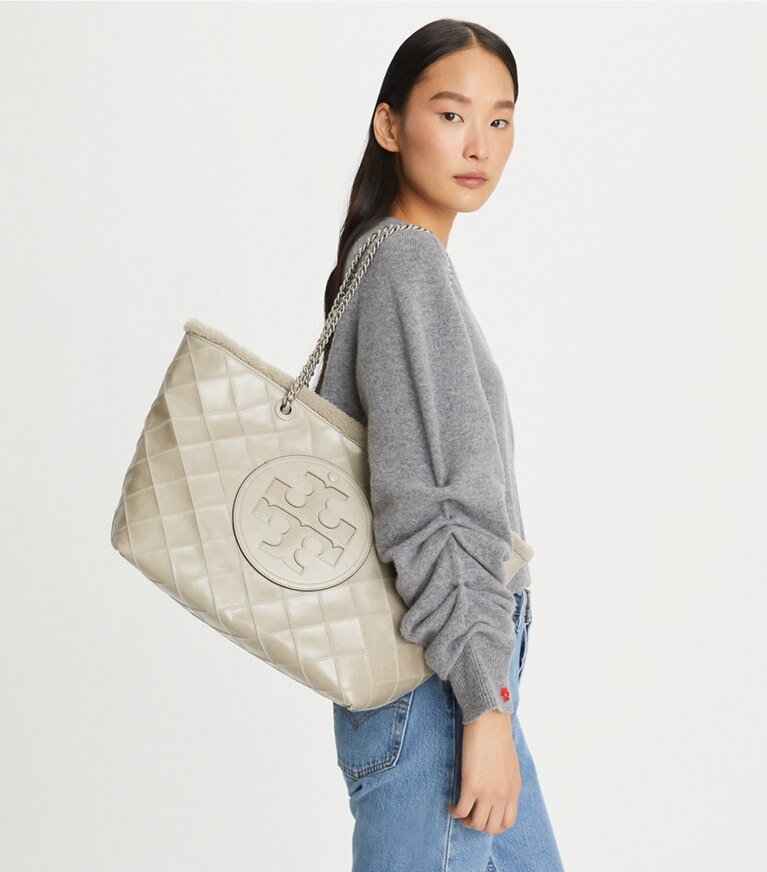 Tory Burch designer cabas Fourre-tout Ella Chain en rason dans Cotton Grey accessoire sur le modèle