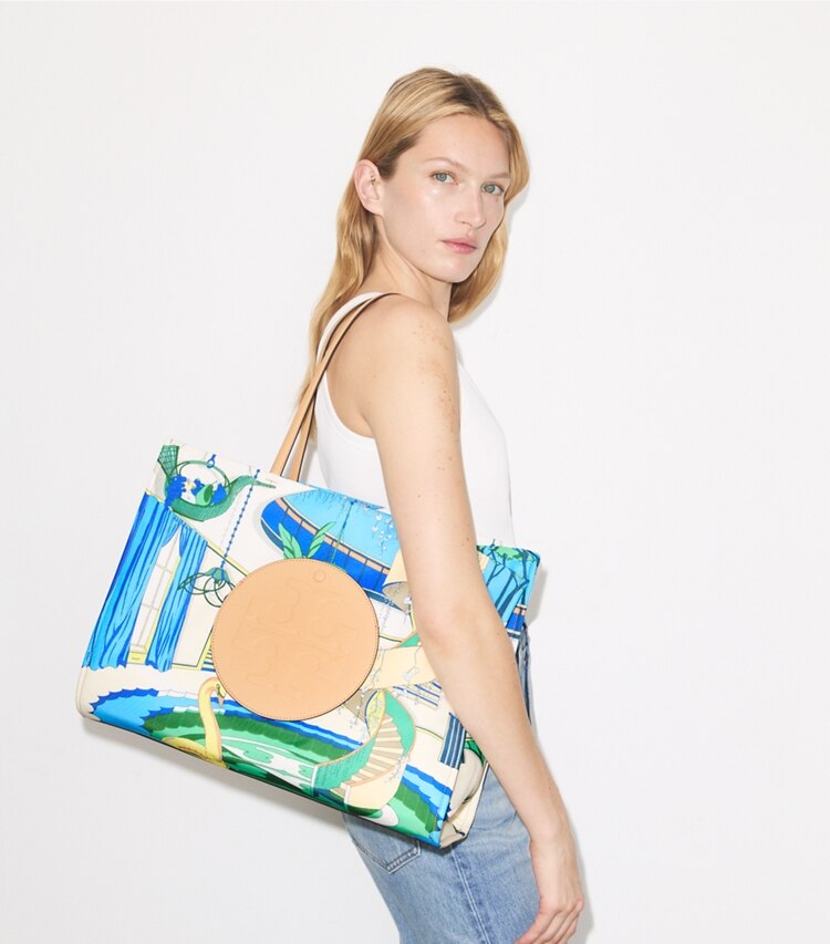 Tory Burch designer cabas Fourre-tout Ella imprimé dans The Pool Blue accessoire sur le modèle