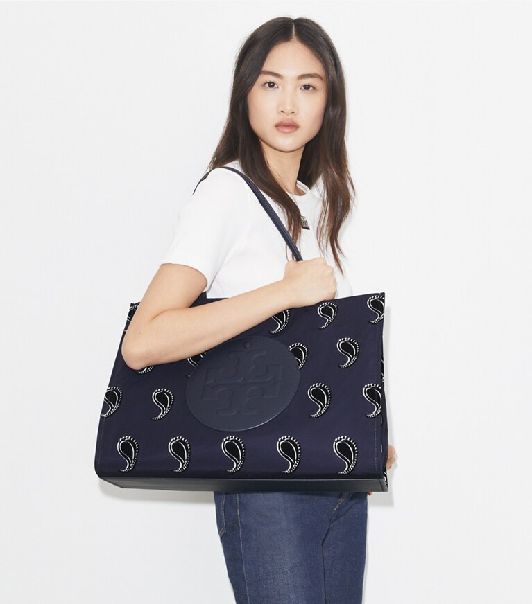 Tory Burch designer cabas Fourre-tout imprimé Ella dans Medium Navy Pajama Print accessoire sur le modèle