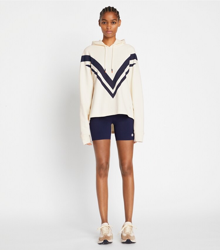 Tory Sport designer セーター フレンチテリー シェブロン フーディー in Ivory Pearl/Tory Navy モデル前面