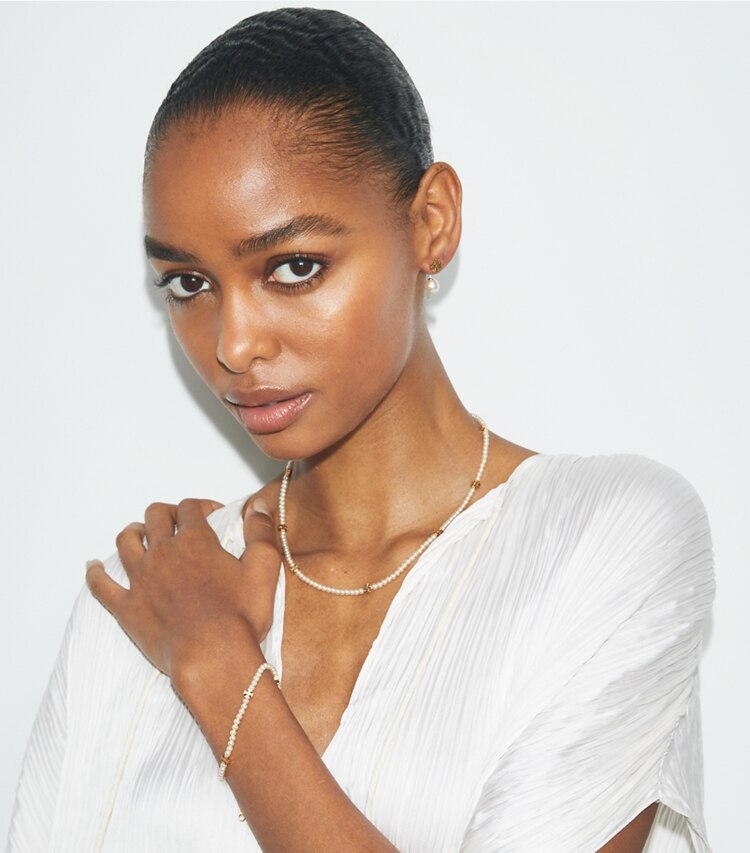 Tory Burch designer ohrringe Front-Back Ohrring mit Perlen in Tory Gold / Pearl accessory on model