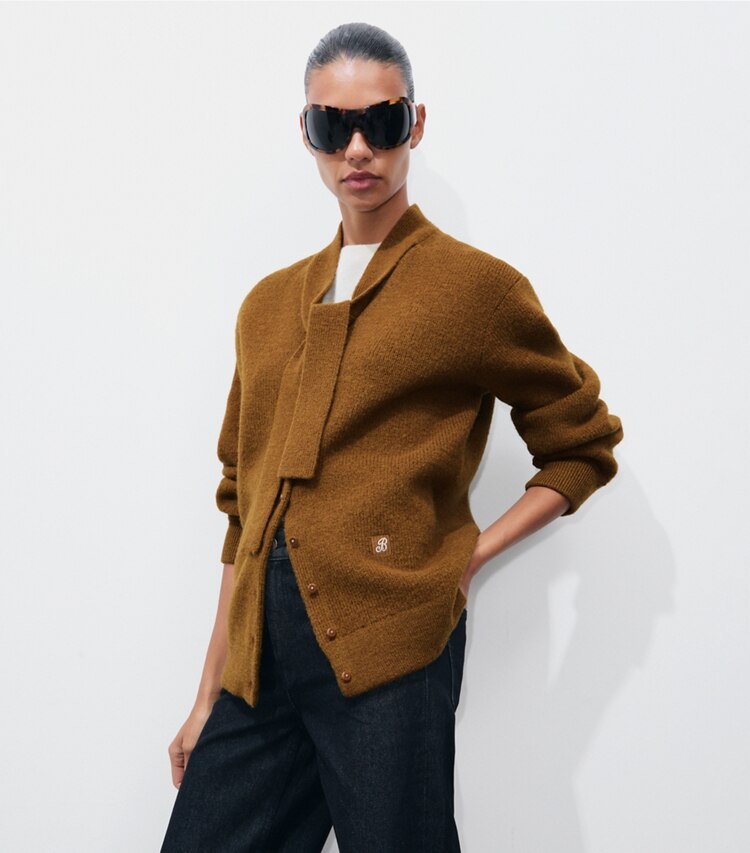 Tory Burch designer sweaters Front-Tie Wool Cardigan dans Pecan détail sur modèle