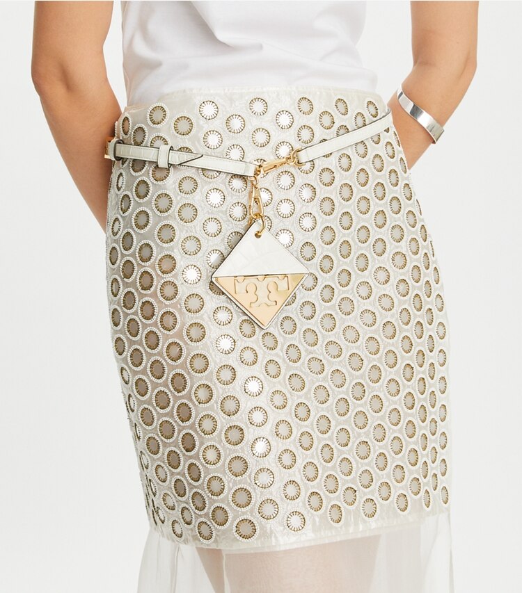 Tory Burch designer gürtel Gürtel mit Krokoprägung und verspiegeltem Logodetail in Optic White / GOLD accessory on model