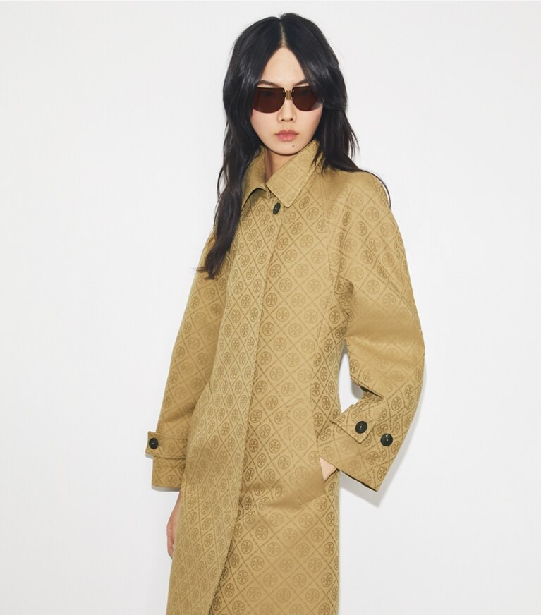 Tory Burch diseñador abrigos Gabardina de jacquard con monograma de T en Taupe Gray T MONOGRAM SMALL SPORT en el modelo (detalle)