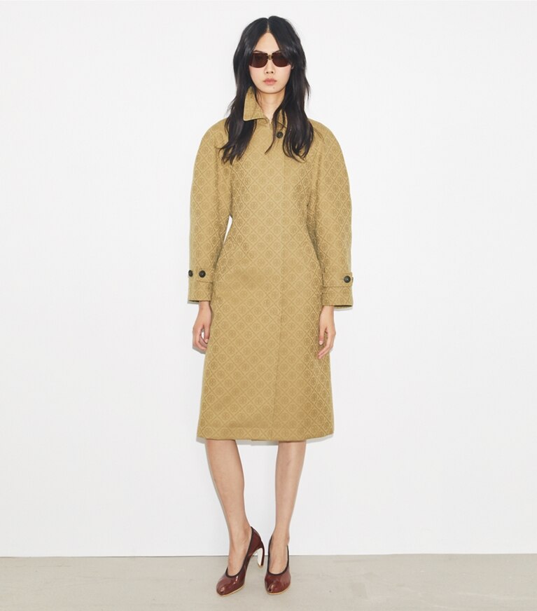 Tory Burch diseñador abrigos Gabardina de jacquard con monograma de T en Taupe Gray T MONOGRAM SMALL SPORT en el modelo (frente)