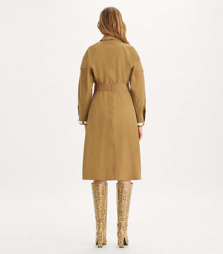 Tory Burch diseñador abrigos Gabardina de lana en Dark Sandalwood parte posterior en modelo