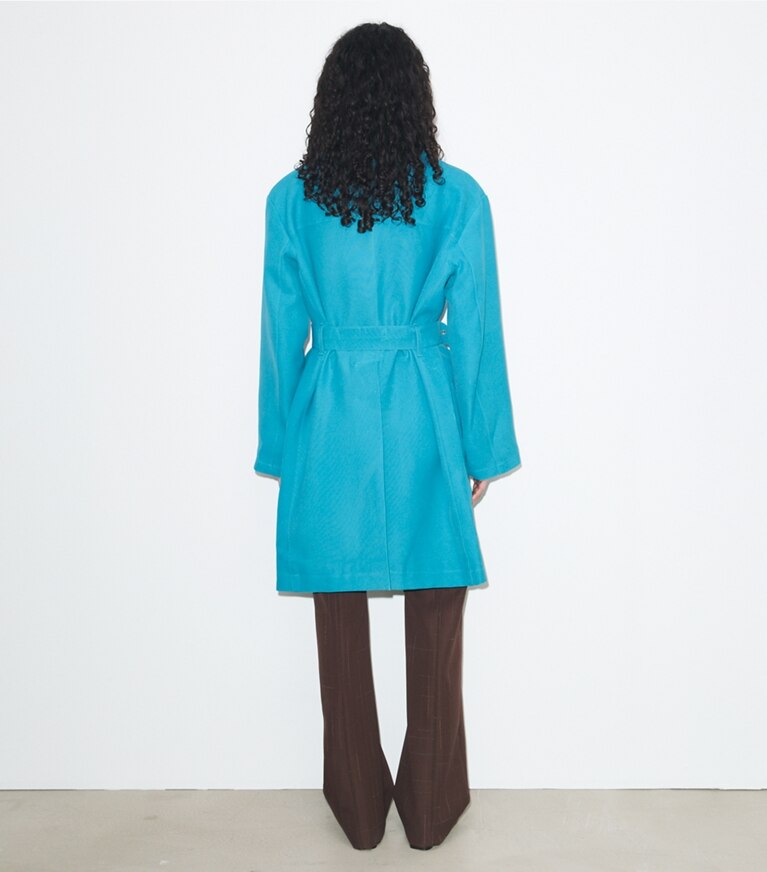 Tory Burch diseñador abrigos Gabardina de lona encerada en Ocean parte posterior en modelo