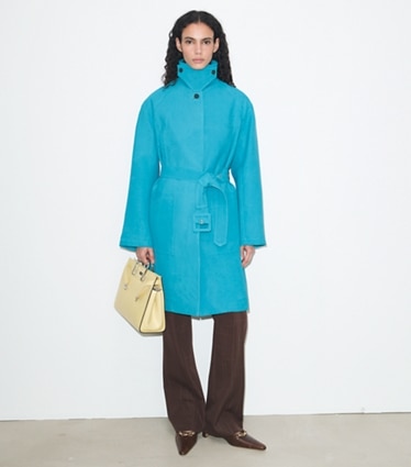 Tory Burch diseñador abrigos Gabardina de lona encerada en Ocean frente en modelo