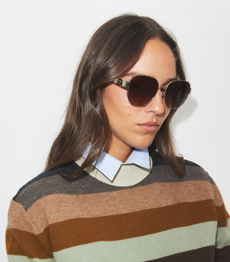 Tory Burch diseñador gafas de sol y anteojos Gafas de sol cuadradas de metal Miller en BRUSHED LIGHT GOLD/WINE accesorio en modelo