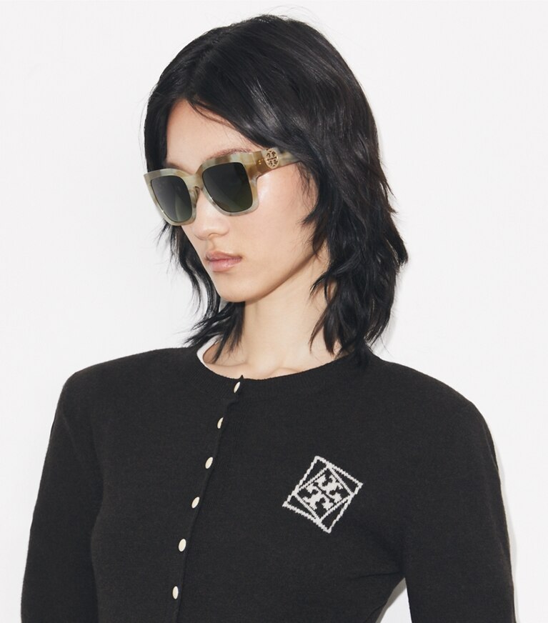 Tory Burch diseñador gafas de sol y anteojos Gafas de sol cuadradas Miller en BLUE SMOKE TORTOISE/POLAR GRAY GRADIENT accesorio en modelo