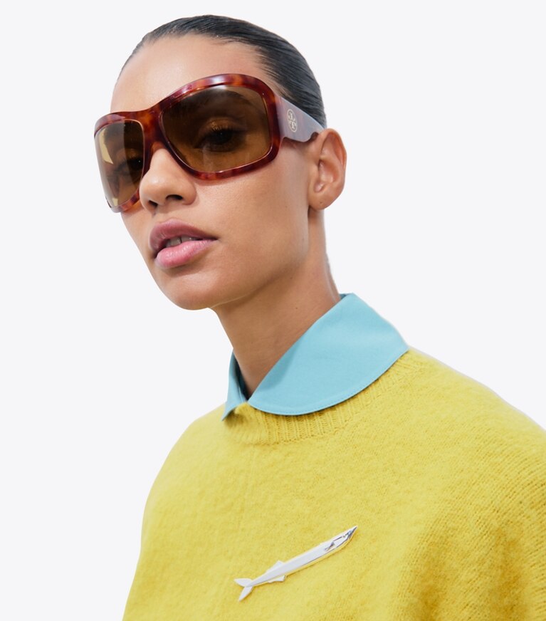 Tory Burch diseñador gafas de sol y anteojos Gafas de sol envolventes de pasarela en GREEN MARBLE/DARK GREY accesorio en modelo
