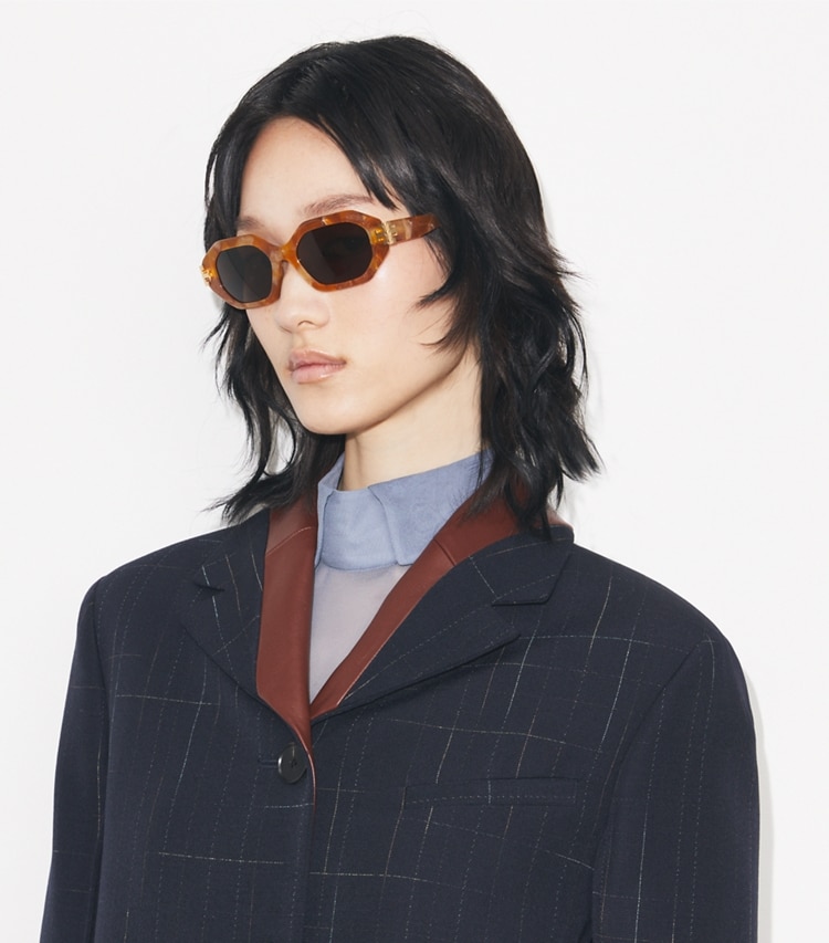 Tory Burch diseñador gafas de sol y anteojos Gafas de sol geométricas Eleanor en BLACK/DARK GRAY accesorio en modelo