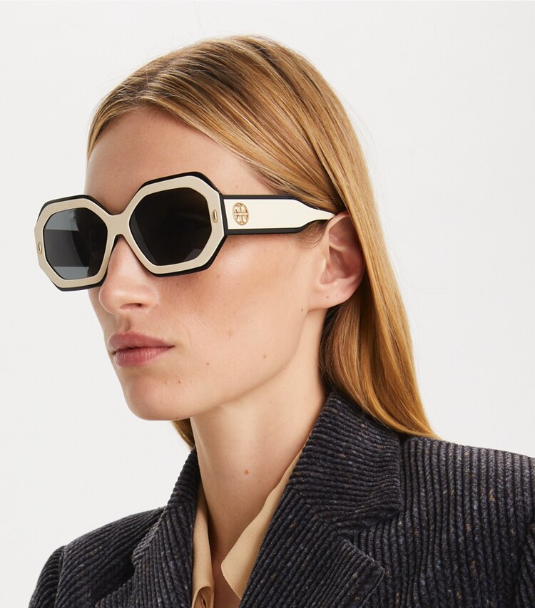 Tory Burch diseñador gafas de sol y anteojos Gafas de sol geométricas Miller en NAVY/BEIGE/CLEAR GRAD MIRROR SILVER accesorio en modelo