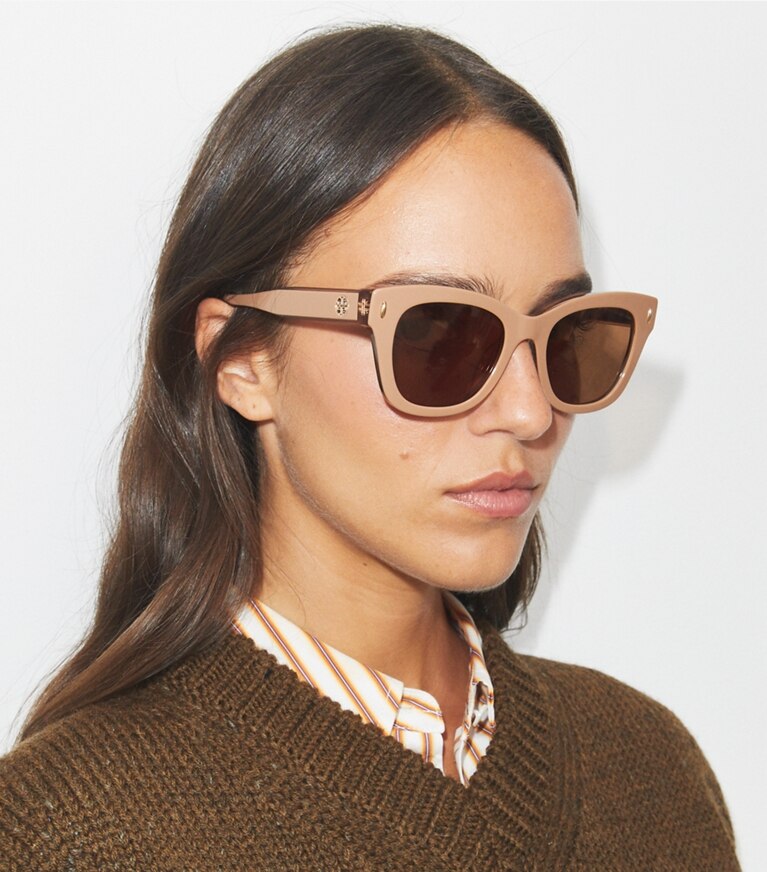 Tory Burch diseñador gafas de sol y anteojos Gafas de sol Miller Wayfarer en DARK TORTOISE/BROWN GRADIENT accesorio en modelo