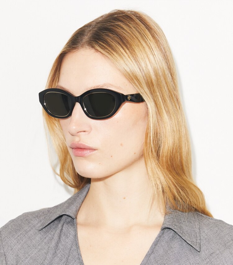 Tory Burch diseñador gafas de sol y anteojos Gafas de sol ojo de gato Kira en BLACK/DARK GRAY accesorio en modelo