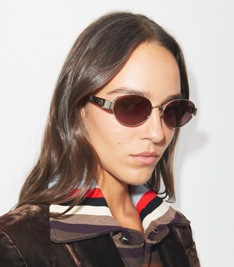 Tory Burch diseñador gafas de sol y anteojos Gafas de sol ovaladas metálicas Miller en SHINY LIGHT GOLD/LIGHT PINK GRADIENT MIRROR accesorio en modelo