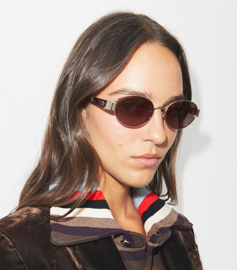 Tory Burch diseñador gafas de sol y anteojos Gafas de sol ovaladas metálicas Miller en SHINY LIGHT GOLD/LIGHT PINK GRADIENT MIRROR accesorio en modelo