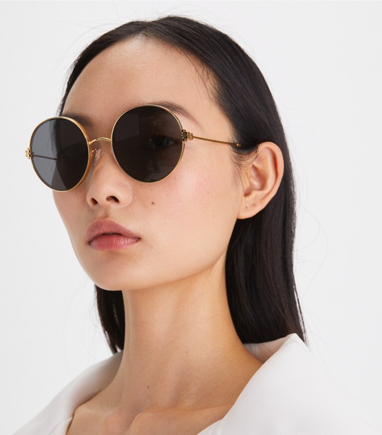 Tory Burch diseñador gafas de sol y gafas graduadas Gafas de sol redondas de metal Eleanor en SHINY SILVER/DARK BLUE MIRROR accesorio en modelo