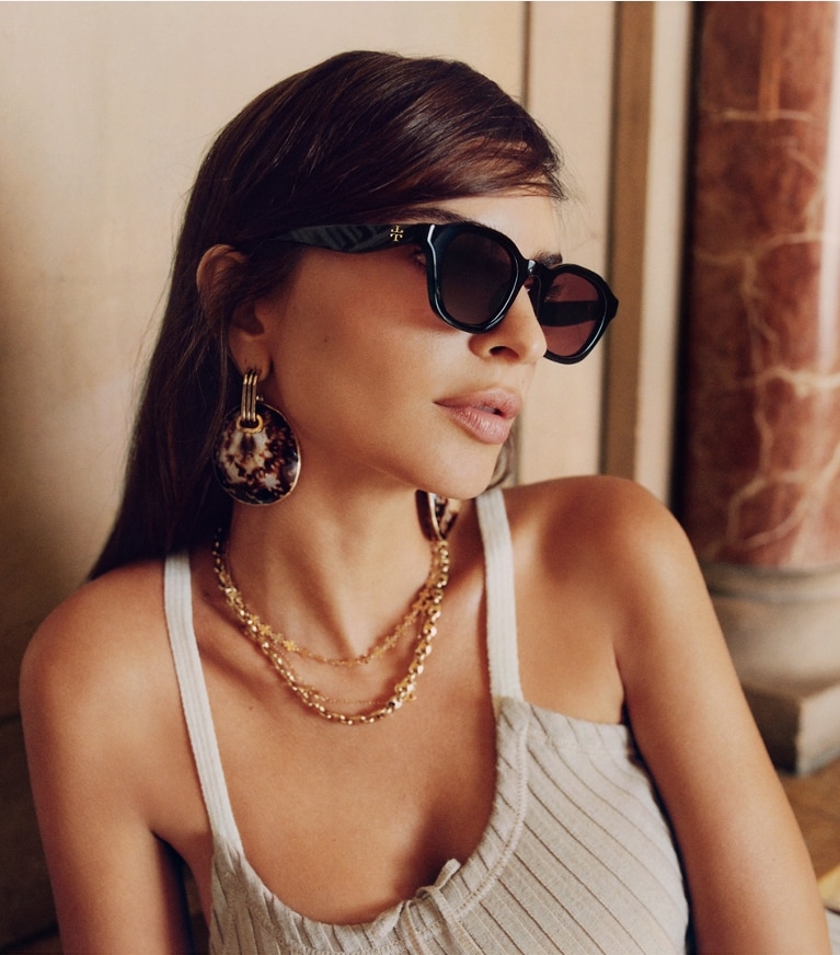 Tory Burch diseñador gafas de sol y anteojos Gafas de sol redondas Kira en TRANSPARENT BEIGE/BROWN campaña