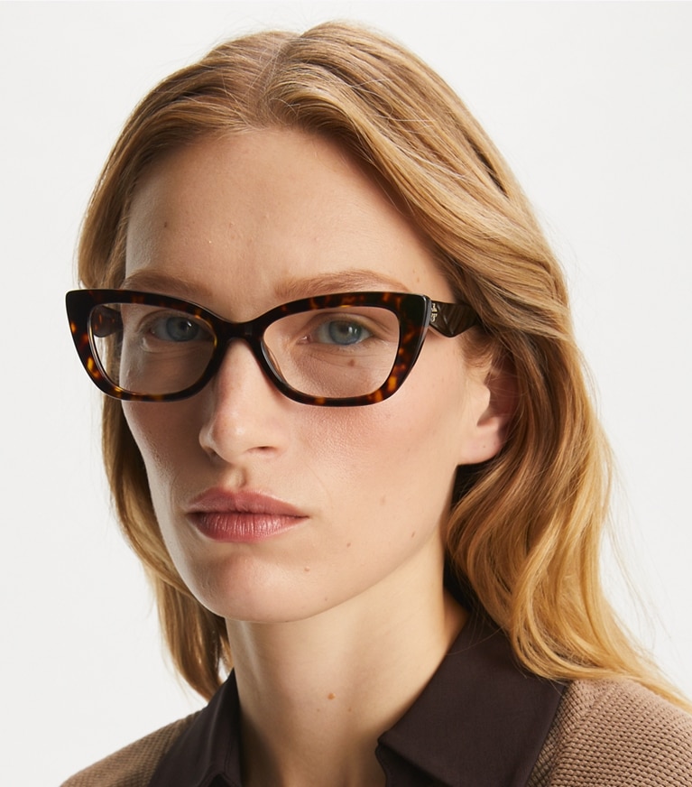 Tory Burch diseñador gafas de sol y gafas graduadas Gafas ojo de gato Kira en DARK TORTOISE accesorio en modelo