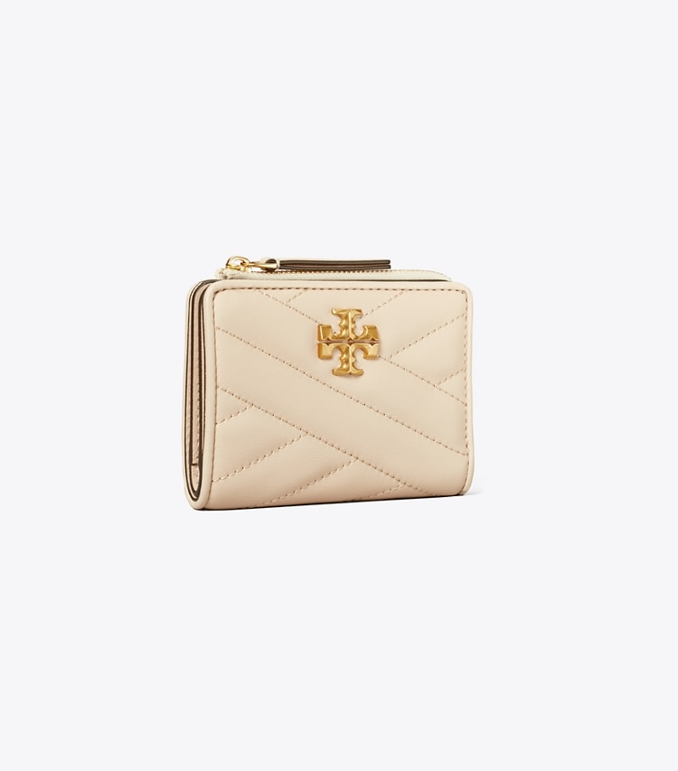 Tory Burch designer geldbörsen Gefaltete Kira Geldbörse mit Chevron-Steppung in New Cream angle